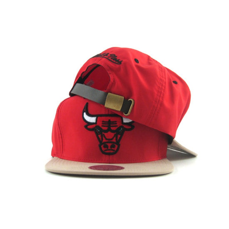 Mitchell&Ness Chicago Bulls Strapback Hat (Red/Tan) One Size