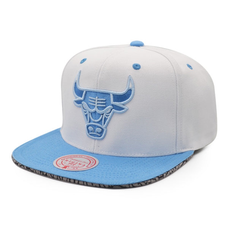 Chicago Bulls NBA Mitchell & Ness CONCRETE EDGE Snapback Hat – White/Carolina Blue