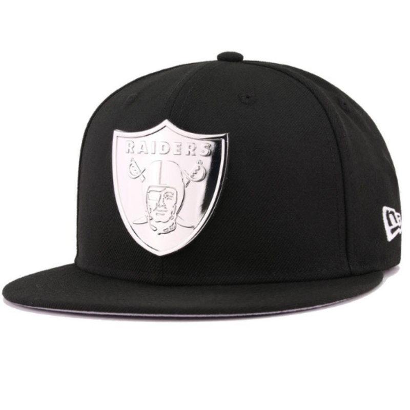 New Era Oakland Raiders Metal Badge 59Fifty Fitted Hat